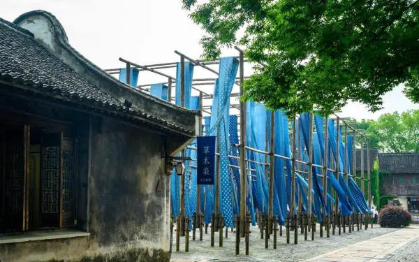 Những dải lụa nhuộm màu chàm truyền thống treo cao tạo nên góc sống ảo đẹp nhất tại Ô Trấn.