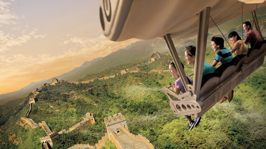 Du khách trải nghiệm màn hình mô phỏng bay không trung độc đáo tại trò chơi Soaring Over the Horizon ở Disneyland Thượng Hải.