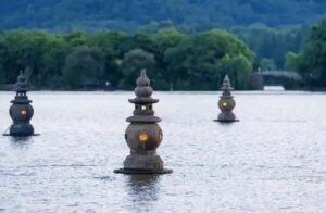 Tam Đàn Ấn Nguyệt là ba tháp đá nổi trên mặt Tây Hồ, Hàng Châu, tạo hiệu ứng ánh trăng phản chiếu huyền ảo và là biểu tượng văn hóa đặc trưng của vùng đất này.