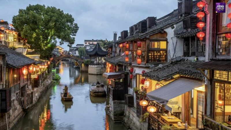 Vẻ đẹp Ô Trấn Trung Quốc yên bình với những mái ngói rêu phong in bóng xuống dòng kênh xanh phẳng lặng. Những cây cầu đá cổ kính nối liền hai bờ bến nước tạo nên một bức tranh thủy mặc đậm chất Giang Nam.