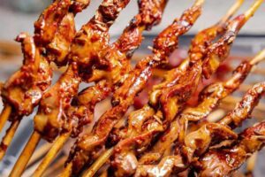 Thịt xiên nướng Tân Cương (hay còn gọi là thịt cừu nướng - Kebab hoặc Chuanr) là món ăn đường phố trứ danh với hương vị đậm đà, cay tê đặc trưng