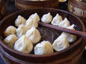 Tiểu Long Bao (Xiao Long Bao) có nghĩa là bánh bao trong cái lồng nhỏ hay còn được gọi là bánh bao súp