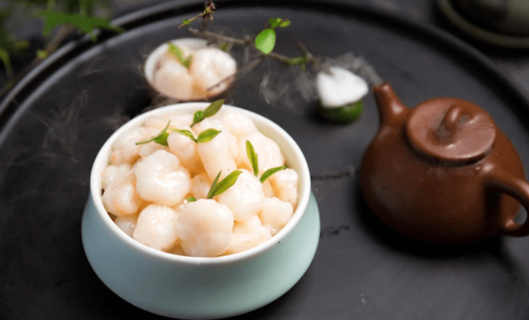 Đặc sản tôm Long Tỉnh Hàng Châu thơm ngon với sự kết hợp tinh tế giữa tôm sông tươi và lá trà xanh thượng hạng.