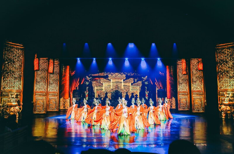Thưởng thức "Tống Thành Thiên Tình Cổ" – show diễn nghệ thuật đỉnh cao của đạo diễn Trương Nghệ Mưu tại Hàng Châu, mang đến trải nghiệm thị giác cực kỳ mãn nhãn.