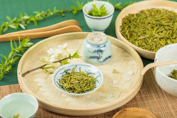 Thưởng thức Trà Long Tỉnh – trải nghiệm nghệ thuật trà đạo đỉnh cao tại Hàng Châu, nơi bạn được nhấp từng ngụm "vua của các loại trà xanh" thơm dịu.