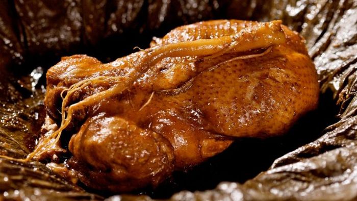 Thưởng thức món Gà ăn xin (Gà nướng đất sét) độc đáo – biểu tượng dân dã của ẩm thực Tây Hồ Hàng Châu. Cập nhật ngay thời điểm đẹp nhất để đi Tây Hồ trong năm, tọa độ Tây Hồ nằm ở đâu và lịch trình tour du lịch Hàng Châu Tô Châu trọn gói siêu hot!