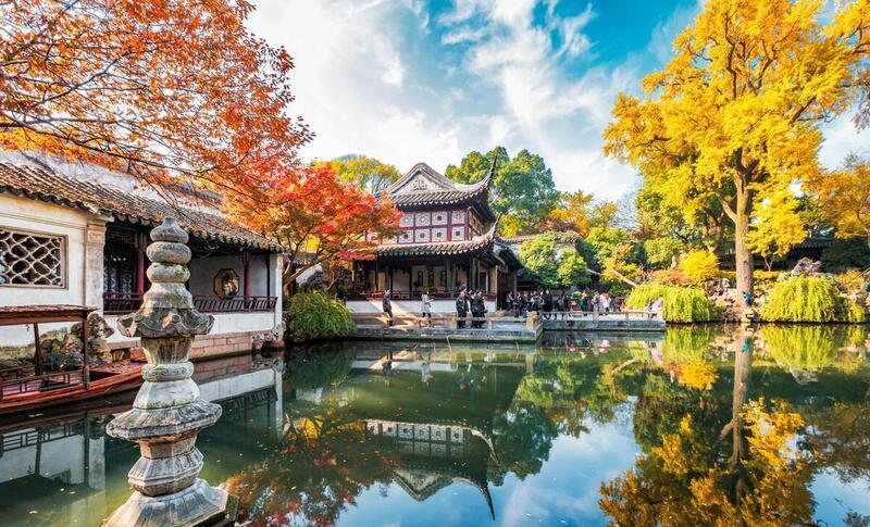Kiến trúc vườn cổ Tô Châu mùa thu lá vàng tại khu lâm viên Lưu Viên