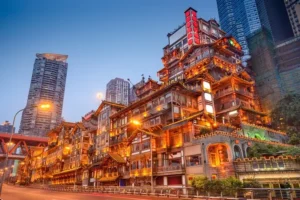 Cận cảnh nét kiến trúc nhà sàn gỗ cổ kính bám vào vách đá của Hồng Nhai Động. Theo kinh nghiệm du lịch Trùng Khánh tự túc, đây là khu vực sầm uất quy tụ hàng loạt quầy bán món ngon Trùng Khánh và đồ lưu niệm đặc sắc cho du khách tham quan du lịch Trùng Khánh.
