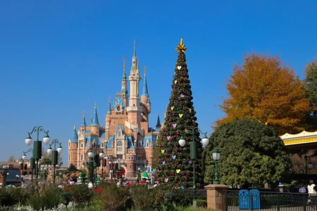 Disneyland Thượng Hải là một trong những điểm đến nổi bật khi du lịch Thượng Hải mùa thu. Với thời tiết mát mẻ, hàng cây chuyển sắc vàng cùng không gian cổ tích đặc trưng, nơi đây thu hút hàng triệu du khách mỗi năm. Đây cũng là địa điểm check-in lý tưởng dành cho gia đình, cặp đôi và những ai yêu thích không khí lễ hội mùa thu tại Thượng Hải.