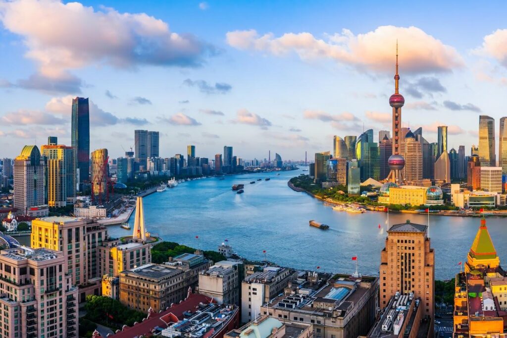 Hình ảnh toàn cảnh du lịch Thượng Hải mùa thu với hàng cây ngân hạnh chuyển vàng, dòng sông Hoàng Phố thơ mộng và các tòa nhà biểu tượng như Tháp Minh Châu Phương Đông, tạo nên sự giao thoa giữa nét hiện đại và cổ kính. Đây là thời điểm lý tưởng để khám phá các điểm check-in mùa thu Thượng Hải, trải nghiệm ẩm thực địa phương và tận hưởng thời tiết mát mẻ từ tháng 9 đến tháng 11.