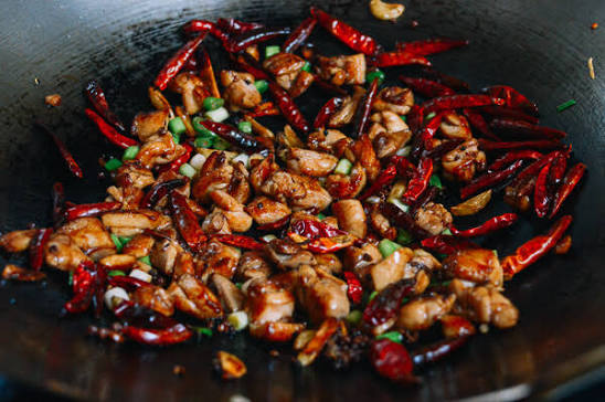 Món gà xào ớt khô siêu cay đặc sản khi đi du lịch Trùng Khánh, gợi ý ẩm thực độc đáo trong kinh nghiệm du lịch thượng hải trùng khánh tự túc giúp bạn chọn nên đi thượng hải hay trùng khánh hoặc du lịch Thượng Hải.