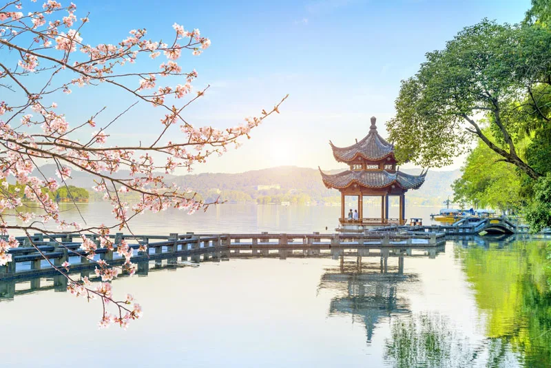 Bật mí lý do mùa xuân là thời điểm đẹp nhất để đi Tây Hồ trong năm. Xem ngay tọa độ Tây Hồ nằm ở đâu, cách kết hợp khám phá ẩm thực Tây Hồ Hàng Châu và chọn gói tour du lịch Hàng Châu Tô Châu mùa hoa đào nở rộ đón xuân!