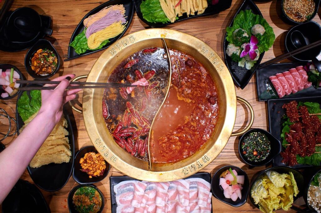 Nồi lẩu Trùng Khánh hai ngăn siêu cay tê chuẩn vị Tứ Xuyên. Đây là món ngon Trùng Khánh hàng đầu mà bất kỳ du khách nào đi du lịch Trùng Khánh tự túc cũng phải thưởng thức một lần khi khám phá ẩm thực tại Trùng Khánh Trung Quốc.