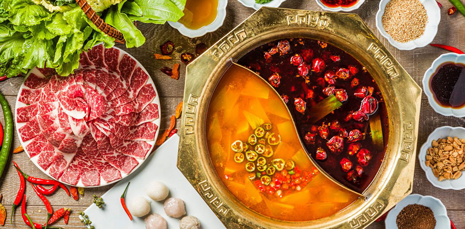 Hình ảnh nồi lẩu cay Tứ Xuyên đỏ rực với nước dùng mala đặc trưng, kết hợp thịt bò, hải sản, viên thả lẩu, nấm, rau xanh và các loại gia vị truyền thống. Đây là một trong những món ẩm thực Thượng Hải mùa thu được nhiều du khách lựa chọn khi du lịch Thượng Hải mùa thu, đặc biệt trong tiết trời mát mẻ từ tháng 9 đến tháng 11. Hương vị cay tê đặc trưng của tiêu Tứ Xuyên kết hợp không gian ấm cúng tạo nên trải nghiệm ẩm thực khó quên.