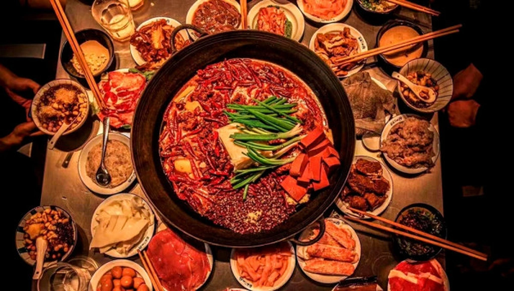 Nồi lẩu Trùng Khánh cay nồng siêu hấp dẫn khi đi du lịch Trùng Khánh, món ăn kinh điển trong cẩm nang kinh nghiệm du lịch thượng hải trùng khánh tự túc giúp bạn so sánh nên đi thượng hải hay trùng khánh hoặc du lịch Thượng Hải.