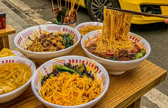 Những tô mì Tiểu Sạn cay nồng đặc trưng khi đi du lịch Trùng Khánh, món ăn đường phố hấp dẫn trong cẩm nang kinh nghiệm du lịch thượng hải trùng khánh tự túc giúp bạn cân nhắc nên đi thượng hải hay trùng khánh hoặc du lịch Thượng Hải.