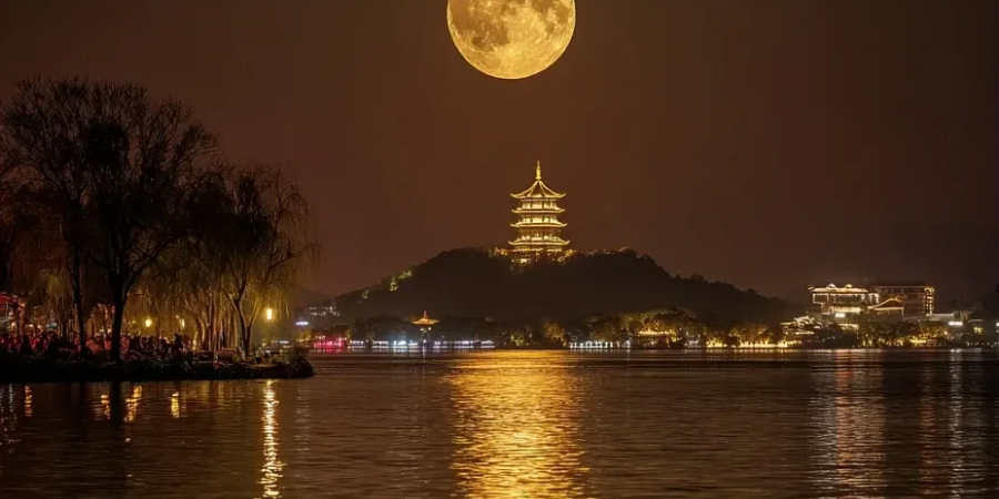 Say đắm với cảnh ngắm trăng rằm mùa thu - thời điểm đẹp nhất để đi Tây Hồ trong năm. Cập nhật chi tiết vị trí Tây Hồ nằm ở đâu, bản đồ ăn uống ẩm thực Tây Hồ Hàng Châu cùng kinh nghiệm đặt tour du lịch Hàng Châu Tô Châu trọn gói giá tốt.