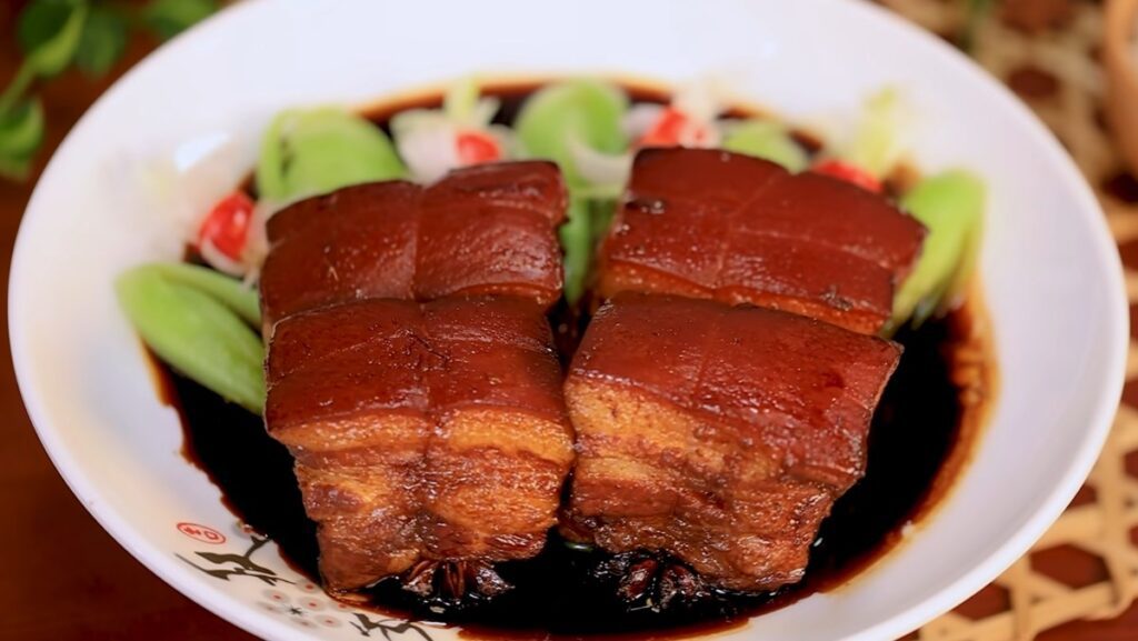 Thưởng thức thịt kho Đông Pha trứ danh – nét tinh túy của ẩm thực Tây Hồ Hàng Châu. Khám phá ngay thời điểm đẹp nhất để đi Tây Hồ trong năm, tìm hiểu Tây Hồ nằm ở đâu và kinh nghiệm đặt tour du lịch Hàng Châu Tô Châu ăn trọn đặc sản từ A-Z!