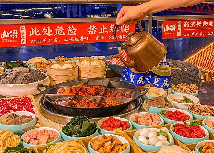 Bàn tiệc lẩu 9 ô đặc sản Trùng Khánh cay nồng bên sông về đêm giúp đúc kết kinh nghiệm đi du lịch Trùng Khánh mùa nào đẹp nhất.