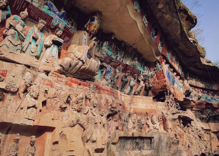 Vịnh Đại Phật (Great Buddha Bay) là khu vực trung tâm của quần thể Đại Túc Thạch Khắc tại Bảo Đỉnh Sơn, Trùng Khánh. Nơi đây nổi bật với hệ thống tượng Phật, Bồ Tát và các phù điêu được chạm khắc trực tiếp trên vách đá, trải dài theo thung lũng, thể hiện trình độ điêu khắc bậc thầy và giá trị văn hóa đặc sắc của di sản UNESCO Trung Quốc.