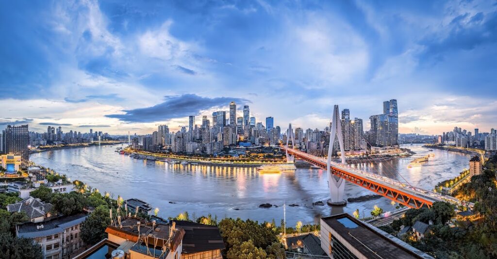 Góc nhìn panorama siêu thực bao trọn bán đảo Du Trung và cầu Qiantimen bên sông Gia Lăng. Đây là một địa điểm du lịch Trùng Khánh đắt giá, minh chứng cho đô thị 8D lập thể vĩ đại mà bất kỳ ai đi du lịch Trùng Khánh tự túc cũng muốn check-in tại Trùng Khánh Trung Quốc.