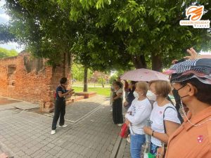 Du lịch tự túc hay đi tour - Hướng dẫn viên thuyết minh cho đoàn khách về địa điểm tham quan