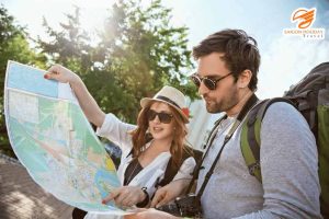 Du lịch tự túc hay đi tour - Du khách tự tra cứu bản đồ khám phá