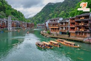 5 ngày ở Trung Quốc - Thuyền du lịch tại Phượng Hoàng Cổ Trấn