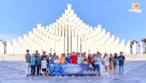 Đoàn doanh nghiệp tham gia tour du lịch tập thể.