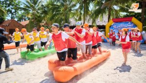 Hoạt động team building khuyến khích tinh thần phối hợp và hỗ trợ lẫn nhau.