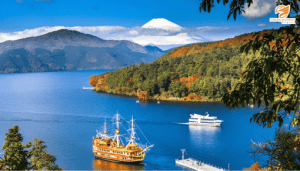Du thuyền trên hồ Ashi mang đến góc nhìn khác về cảnh quan núi non Hakone.