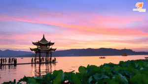 Tây Hồ Hàng Châu là sự kết hợp hài hòa giữa cảnh quan thiên nhiên và văn hóa Trung Hoa.