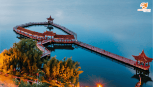 Hồ Nhĩ Hải mở ra khung cảnh rộng lớn giữa mặt nước và núi Thương Sơn.