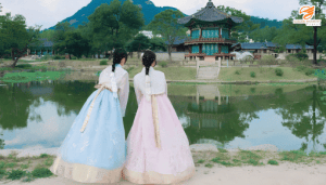 Hanbok hòa cùng không gian kiến trúc truyền thống tại Seoul.