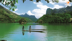 Hồ Ba Bể nằm giữa núi rừng Đông Bắc, mang vẻ đẹp nguyên sơ và yên bình.