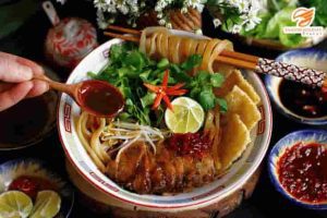 Ăn gì ở Hội An - Tô Cao Lầu đặc sản với sợi mì vàng đặc trưng