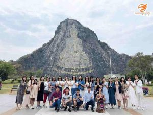 Du lịch Thái Lan mùa cao điểm tham quan núi Phật và chụp ảnh cùng đoàn khách