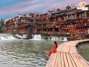 Phượng Hoàng Cổ Trấn có bao nhiêu cây cầu - cầu Gỗ mộc mạc bên dòng sông và phố cổ
