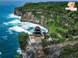 Bali Swing - Đền Uluwatu nằm trên vách đá cao nhìn ra biển xanh tuyệt đẹp của Bali