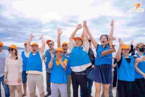 Phan Thiết team building do SaigonHolidayTravel tổ chức - Nhóm nhân viên gắn kết sau trò chơi