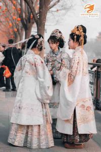 Hanfu Trung Quốc màu trắng thêu tinh xảo với phụ kiện tóc cổ trang