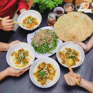 alt="Ăn gì ở Hội An - Mì Quảng ăn kèm bánh đa và rau sống"
