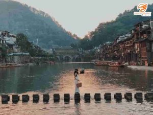 Phượng Hoàng Cổ Trấn có bao nhiêu cây cầu - cầu Đá Nhảy với những trụ đá bắc qua dòng Đà Giang