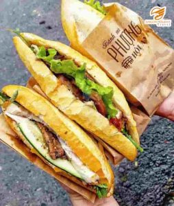 Ăn gì ở Hội An - Bánh mì Phượng nổi tiếng nhân đầy đặn