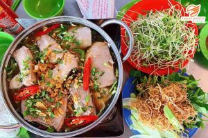 Hồ Tràm - Bình Châu - Lẩu cá đuối hấp dẫn với nước dùng đậm đà và các loại rau ăn kèm