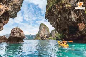 Du lịch Thái Lan mùa cao điểm trải nghiệm chèo kayak giữa núi đá vôi và biển xanh