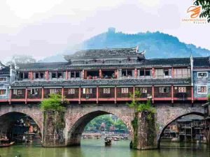 Phượng Hoàng Cổ Trấn có bao nhiêu cây cầu - cầu Vân Kiều với kiến trúc cổ đặc trưng giữa phố cổ