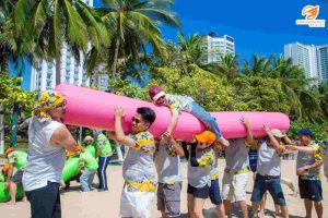 Phan Thiết team building do SaigonHolidayTravel tổ chức - Trò chơi khiêng phao đồng đội