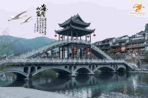Phượng Hoàng Cổ Trấn có bao nhiêu cây cầu - cầu Hồng Kiều cổ kính bên dòng Đà Giang