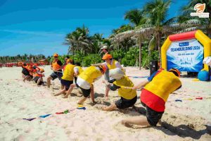 Phan Thiết team building do SaigonHolidayTravel tổ chức - Kéo co trên cát biển